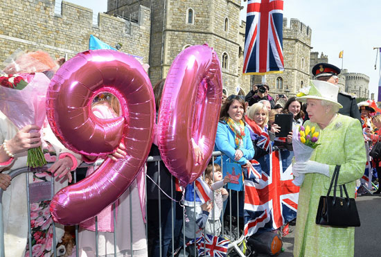 احتفالات البريطانيون بعيد ميلاد الملكه اليزابيث (22)
