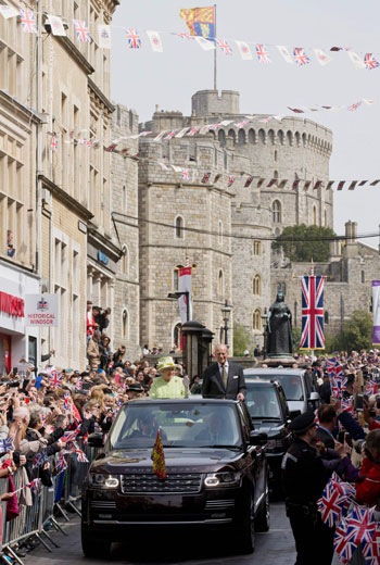احتفالات البريطانيون بعيد ميلاد الملكه اليزابيث (6)