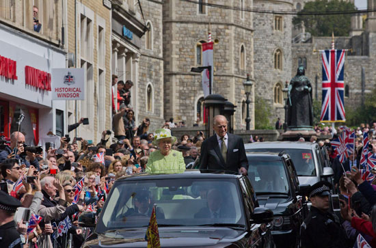 احتفالات البريطانيون بعيد ميلاد الملكه اليزابيث (8)