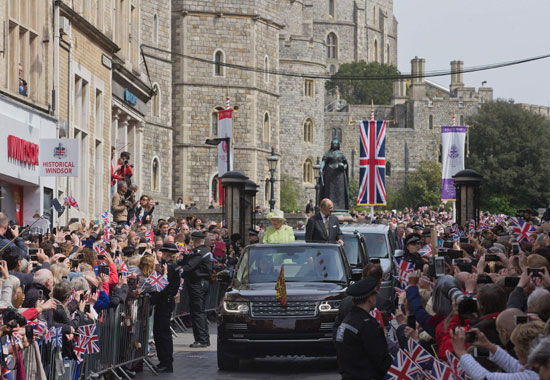 احتفالات البريطانيون بعيد ميلاد الملكه اليزابيث (9)