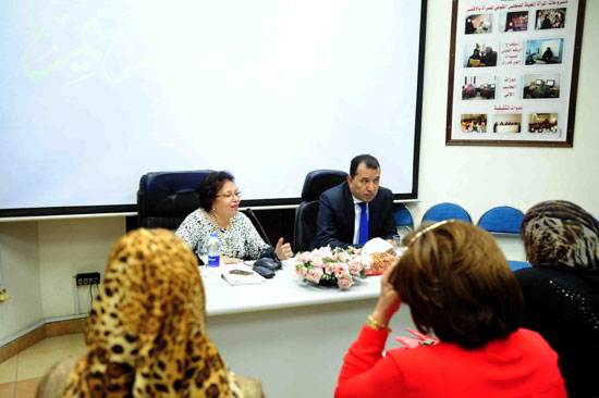 اجتماع محافظ الاقصر مع أعضاء فرع المجلس القومى للمرأة (1)