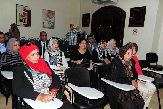 اجتماع محافظ الاقصر مع أعضاء فرع المجلس القومى للمرأة (4)