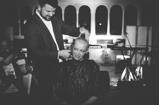 عروس تحلق شعرها من أجل زوجها مريض السرطان (2)