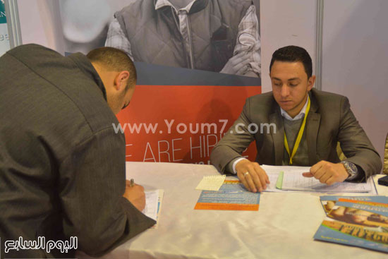 اللواء طارق نصر محافظ المنيا يتفقد ملتقى التوظيف (11)