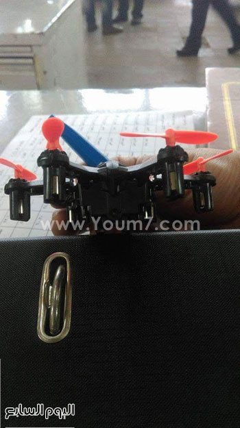 ضبط طائرة ونظارة شمسية مزودتان بكاميرات تجسس بالمطار  (2)
