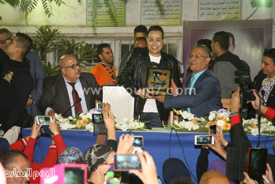 جامعة القاهرة تكرم الفنان حكيم وسط حشد من الطلاب (1)