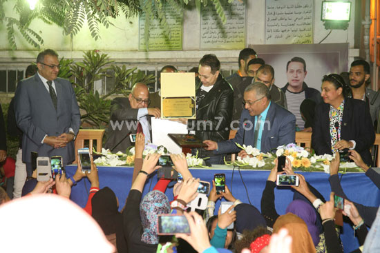 جامعة القاهرة تكرم الفنان حكيم وسط حشد من الطلاب (5)