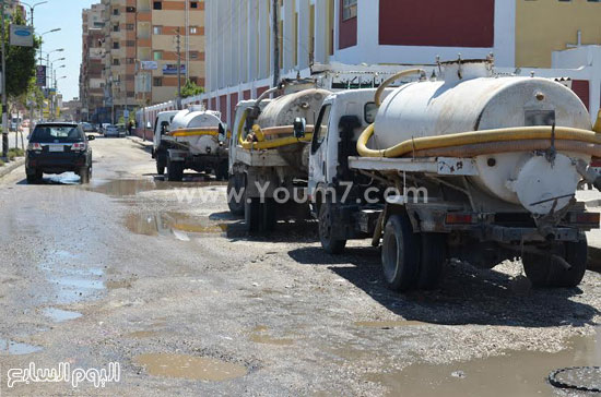 محافظ الإسماعيلية يتفقد أعمال إصلاح ماسورة مياه شرب بحى السلام (3)