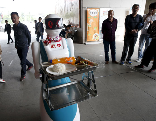 روبوت ذكى جديد يعمل نادلة فى مطعم بالصين (1)