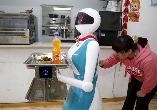 روبوت ذكى جديد يعمل نادلة فى مطعم بالصين (2)