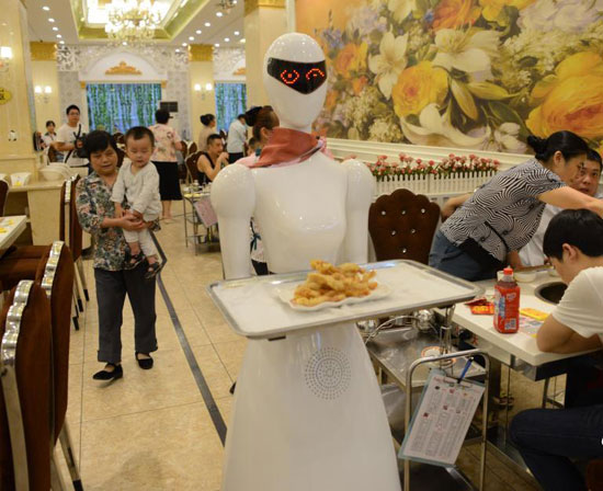 روبوت ذكى جديد يعمل نادلة فى مطعم بالصين (3)