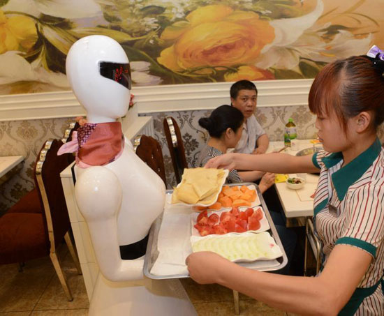 روبوت ذكى جديد يعمل نادلة فى مطعم بالصين (4)