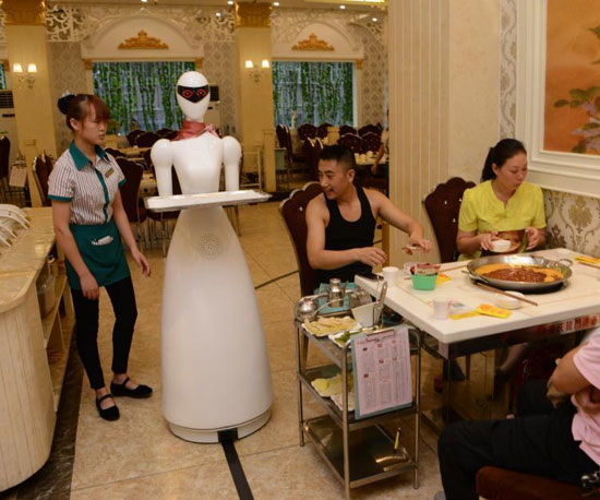 روبوت ذكى جديد يعمل نادلة فى مطعم بالصين (5)