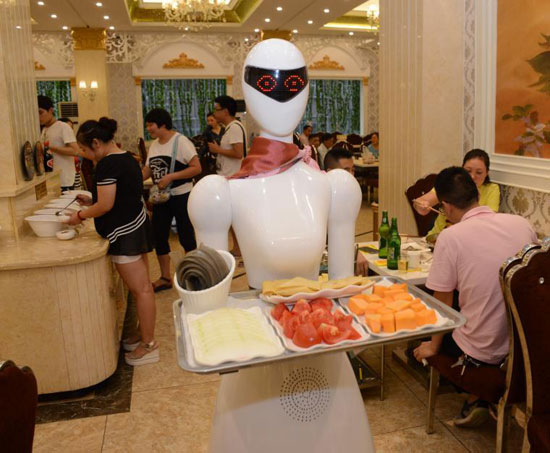 روبوت ذكى جديد يعمل نادلة فى مطعم بالصين (6)