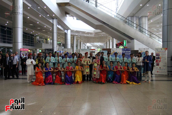 فرقة بوليوود الهندية تقدم عرضا راقصا فى مطار القاهرة دعما للسياحة (1)