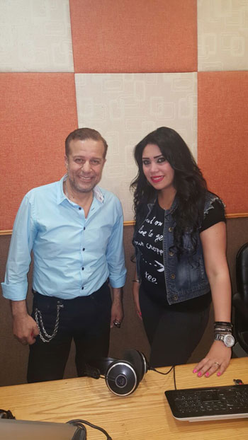 النجم شريف منير مع المذيعة أميرة نور (5)