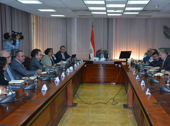 الاجتماع الموسع الذى عقده الوزير مع أعضاء المجلس التصديرى للحرف اليدوية (1)