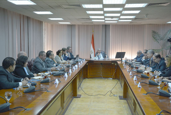 الاجتماع الموسع الذى عقده الوزير مع أعضاء المجلس التصديرى للحرف اليدوية (2)