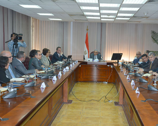 الاجتماع الموسع الذى عقده الوزير مع أعضاء المجلس التصديرى للحرف اليدوية (3)