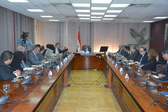 الاجتماع الموسع الذى عقده الوزير مع أعضاء المجلس التصديرى للحرف اليدوية (4)