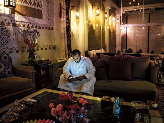 شبكة بلومبرج تنشر صورا للأمير محمد بن سلمان داخل قصره (2)
