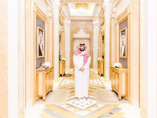 شبكة بلومبرج تنشر صورا للأمير محمد بن سلمان داخل قصره (4)