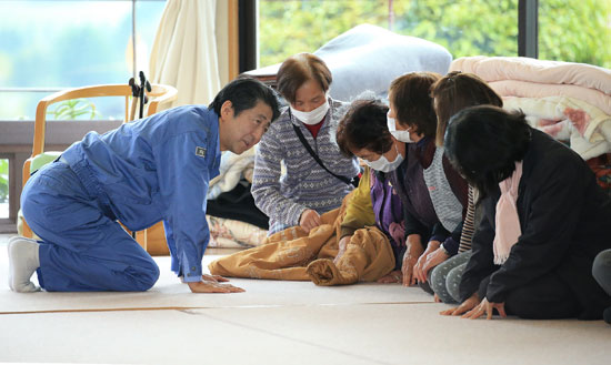 رئيس وزراء اليابان يزور المناطق المتضررة من الزلزال (1)