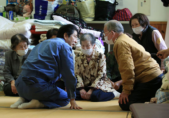 رئيس وزراء اليابان يزور المناطق المتضررة من الزلزال (2)