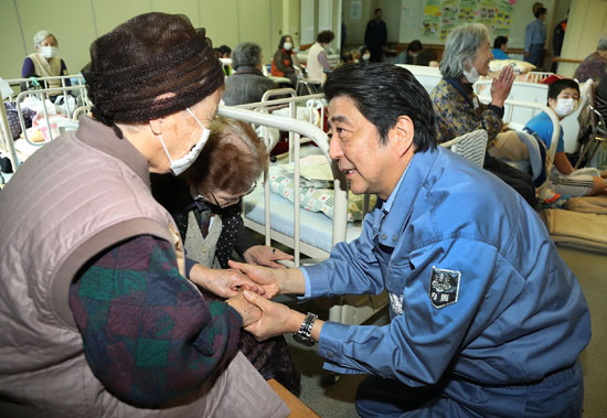 رئيس وزراء اليابان يزور المناطق المتضررة من الزلزال (3)