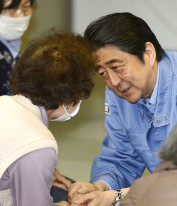 رئيس وزراء اليابان يزور المناطق المتضررة من الزلزال (7)