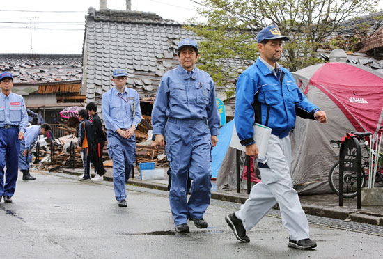 1رئيس وزراء اليابان يزور المناطق المتضررة من الزلزال (6)