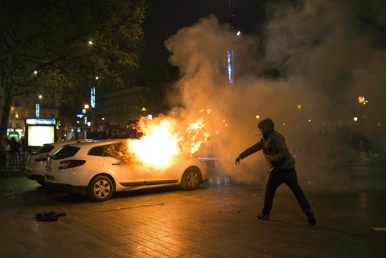 اشتباكات بين قوات الأمن الفرنسية ومتظاهرين وحرق سيارة للشرطة (1)