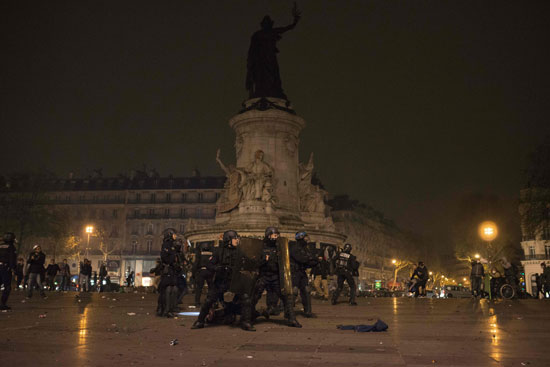 اشتباكات بين قوات الأمن الفرنسية ومتظاهرين وحرق سيارة للشرطة (11)