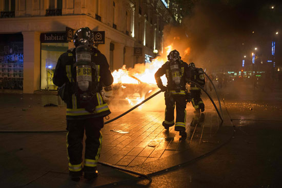 اشتباكات بين قوات الأمن الفرنسية ومتظاهرين وحرق سيارة للشرطة (2)