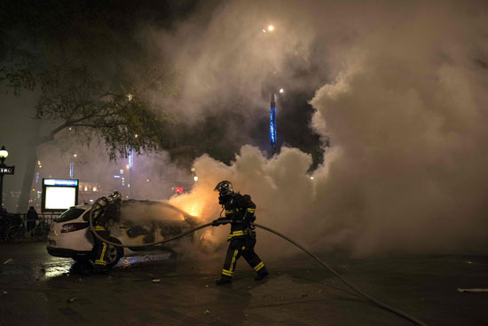 اشتباكات بين قوات الأمن الفرنسية ومتظاهرين وحرق سيارة للشرطة (3)