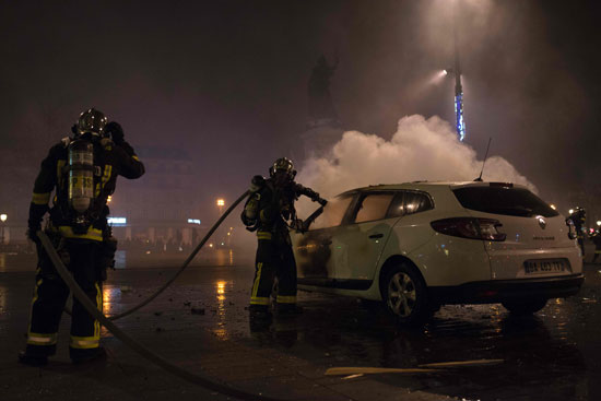 اشتباكات بين قوات الأمن الفرنسية ومتظاهرين وحرق سيارة للشرطة (4)