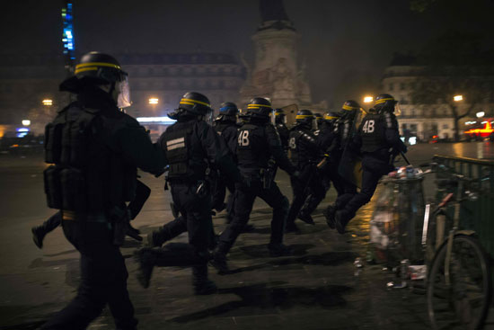 اشتباكات بين قوات الأمن الفرنسية ومتظاهرين وحرق سيارة للشرطة (5)