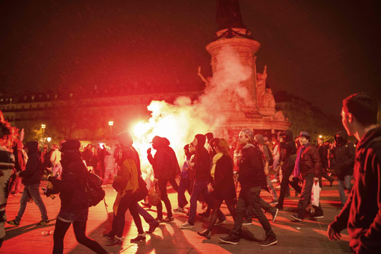 اشتباكات بين قوات الأمن الفرنسية ومتظاهرين وحرق سيارة للشرطة (6)