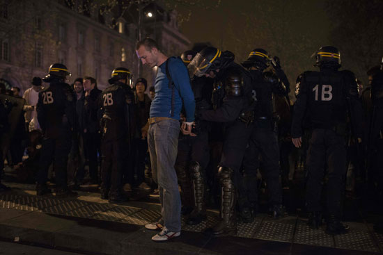 اشتباكات بين قوات الأمن الفرنسية ومتظاهرين وحرق سيارة للشرطة (8)