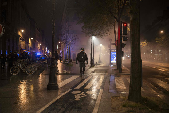 اشتباكات بين قوات الأمن الفرنسية ومتظاهرين وحرق سيارة للشرطة (9)