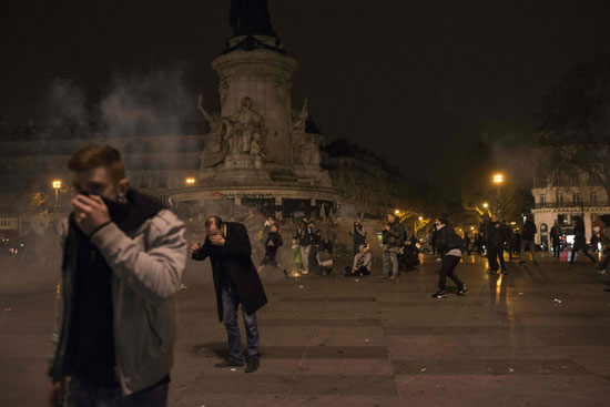 اشتباكات بين قوات الأمن الفرنسية ومتظاهرين وحرق سيارة للشرطة (12)