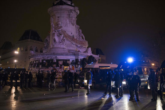 اشتباكات بين قوات الأمن الفرنسية ومتظاهرين وحرق سيارة للشرطة (13)
