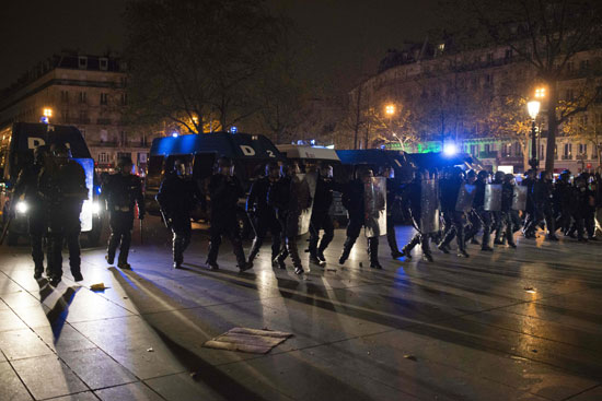 اشتباكات بين قوات الأمن الفرنسية ومتظاهرين وحرق سيارة للشرطة (14)