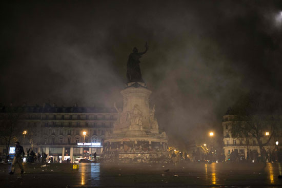اشتباكات بين قوات الأمن الفرنسية ومتظاهرين وحرق سيارة للشرطة (15)