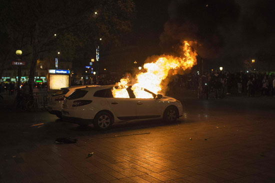 اشتباكات بين قوات الأمن الفرنسية ومتظاهرين وحرق سيارة للشرطة (16)