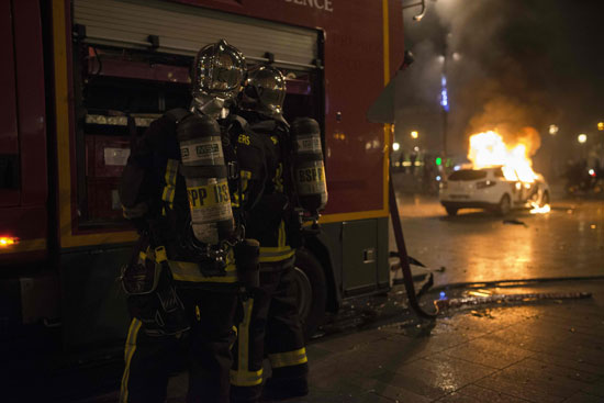 اشتباكات بين قوات الأمن الفرنسية ومتظاهرين وحرق سيارة للشرطة (18)