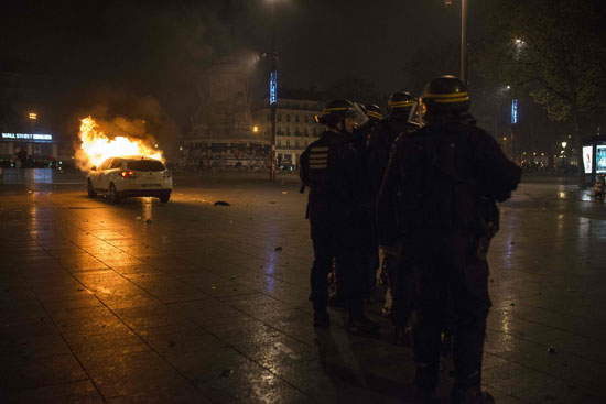اشتباكات بين قوات الأمن الفرنسية ومتظاهرين وحرق سيارة للشرطة (19)