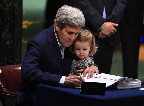 حفيدة كيرى تشهد التوقيع على اتفاق المناخ بالأمم المتحدة (1)