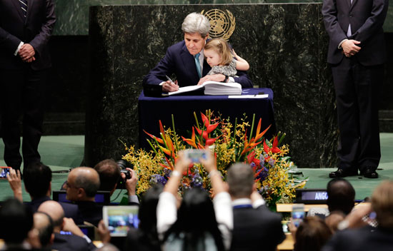 حفيدة كيرى تشهد التوقيع على اتفاق المناخ بالأمم المتحدة (10)