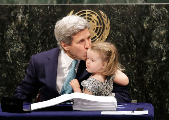 حفيدة كيرى تشهد التوقيع على اتفاق المناخ بالأمم المتحدة (11)